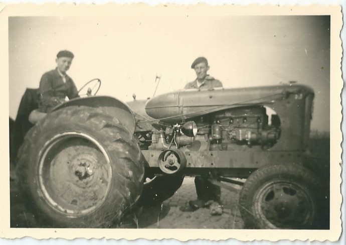 Leon van Esbroeck en tractor augustus 1955